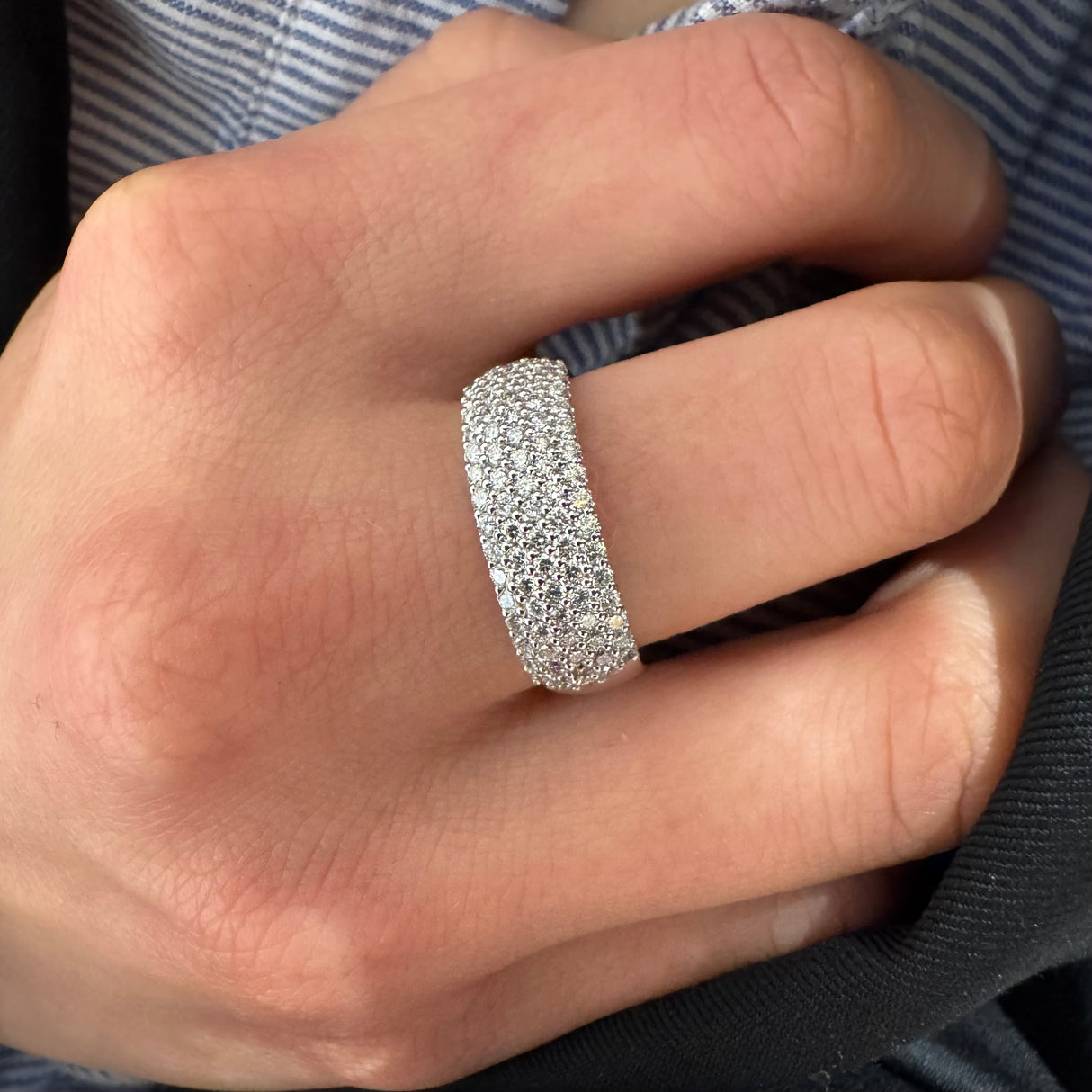 Anello Fascia 5 File Diamanti in Oro Bianco