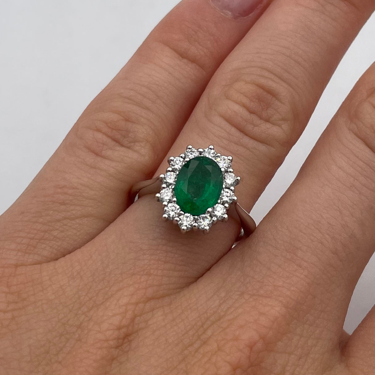 Anello Smeraldo Ovale 1.35kt e Diamanti in Oro Bianco-GRANARELLI-AN0109-S-135-Gioielleria Granarelli