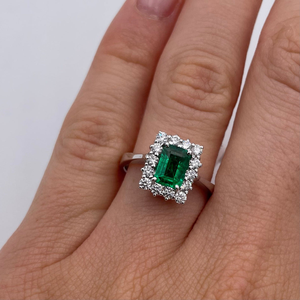 Anello in Oro Bianco con Smeraldo e Diamanti-GRANARELLI-AN-S-089-Gioielleria Granarelli