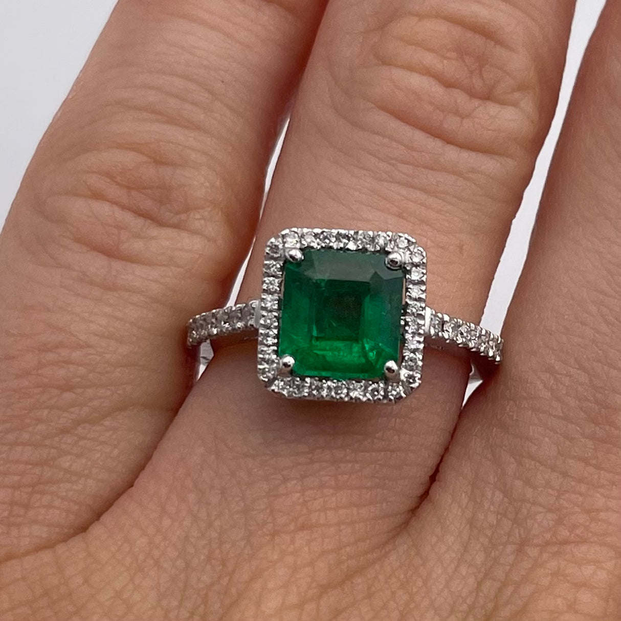 Anello Smeraldo 1.63kt e contorno Diamanti in Oro Bianco-GRANARELLI-AN0113-163-Gioielleria Granarelli