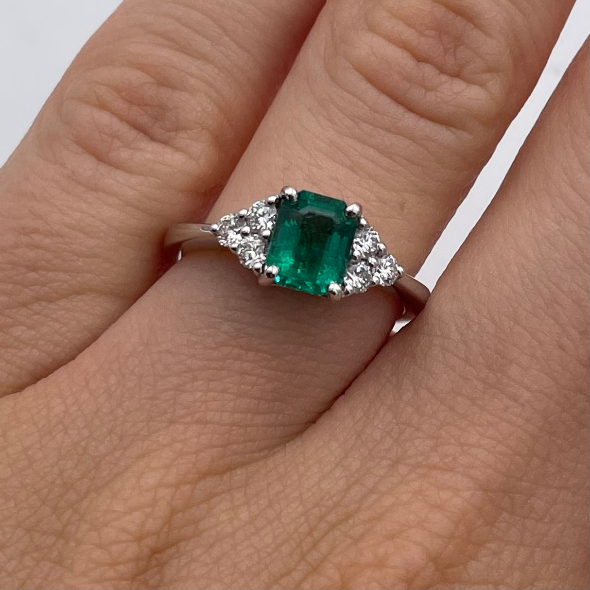 Anello in Oro Bianco con Smeraldo 1.20 e Diamanti-GRANARELLI-AN0114-120-Gioielleria Granarelli