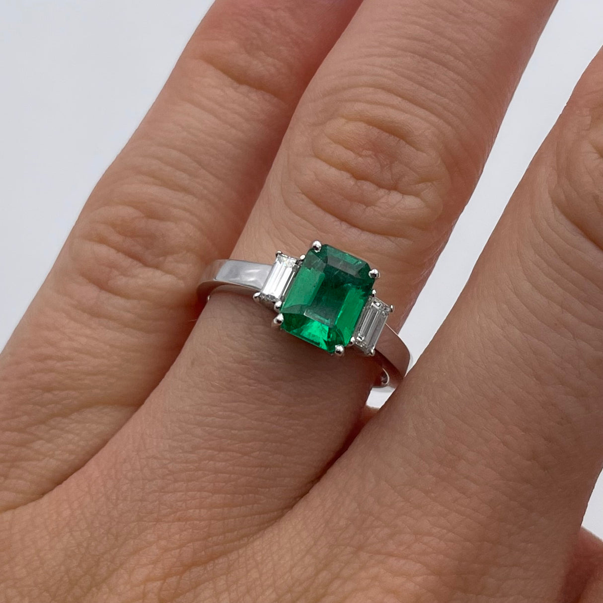 Anello in Oro Bianco con Smeraldo 1.21 e Diamanti-GRANARELLI-AN-S-121-Gioielleria Granarelli