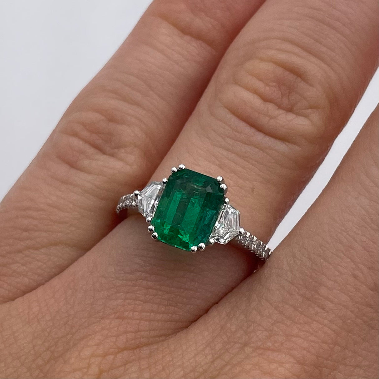 Anello in Oro Bianco con Smeraldo 2.16 e Diamanti Cadillac-GRANARELLI-1211146-Gioielleria Granarelli