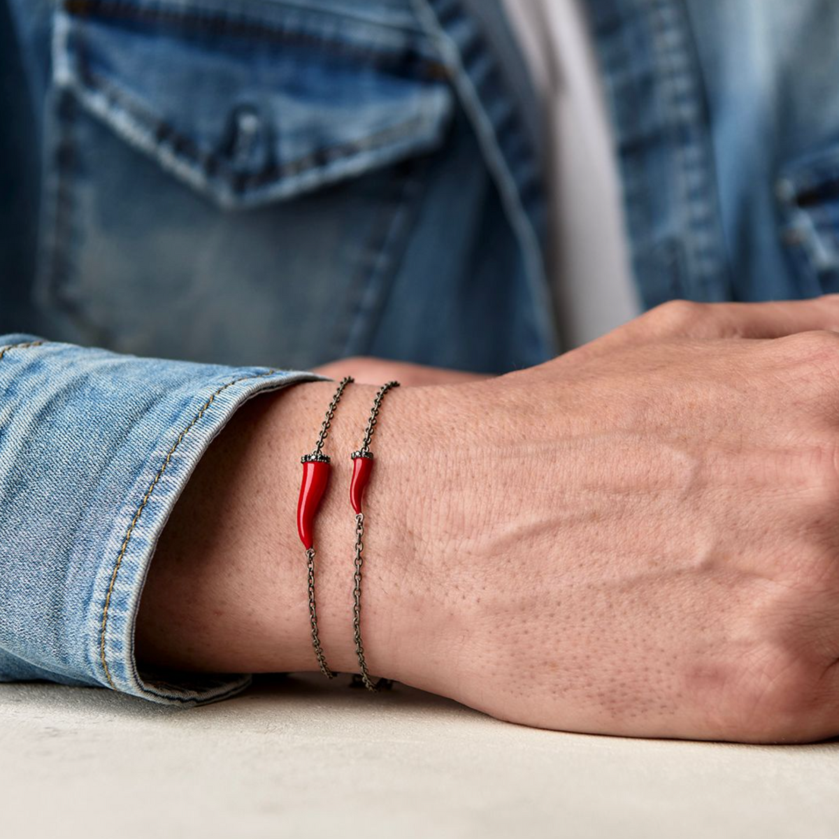 Rotes Cornetto-Titanarmband mit schwarzen Diamanten