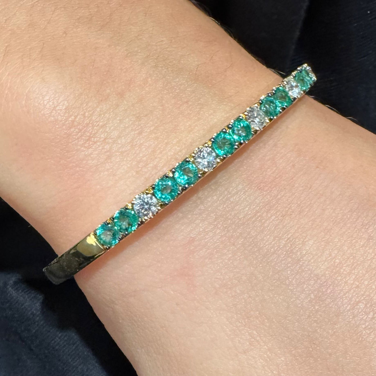 Bracciale rigido Diamanti Bianchi e Smeraldi Oro Giallo