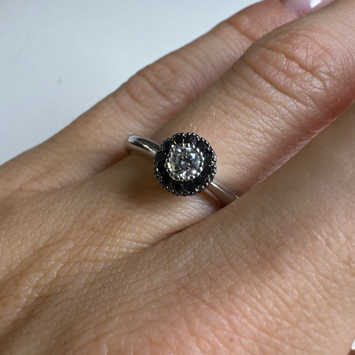 Anello con rosa di Diamanti Neri e Bianco centrale Oro Bianco