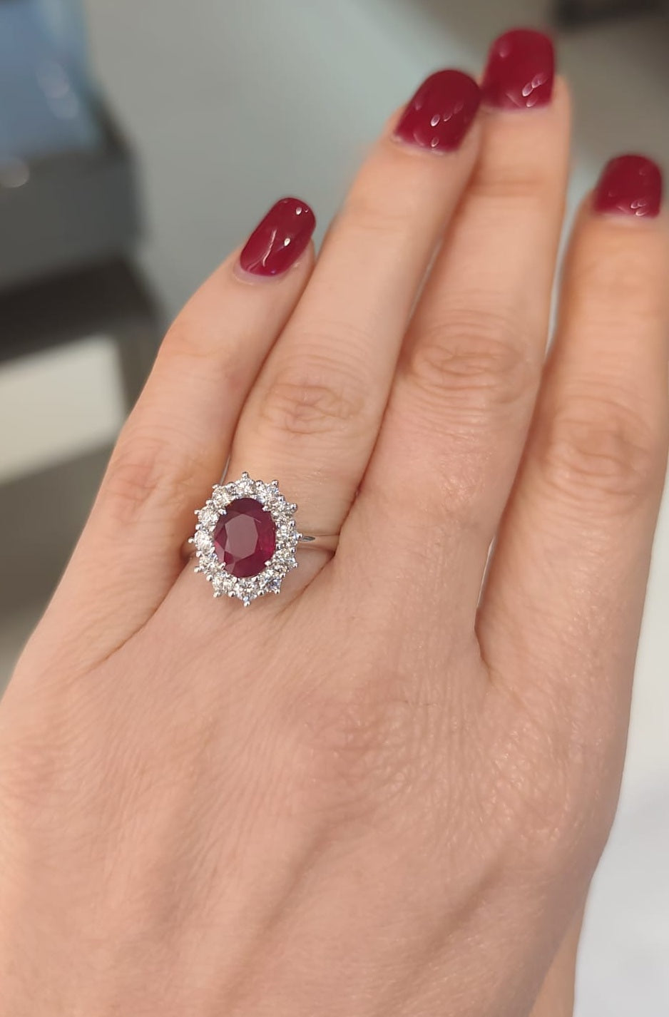 Anello in Oro Bianco con Rubino Top Quality Ovale 2,08ct e Diamanti