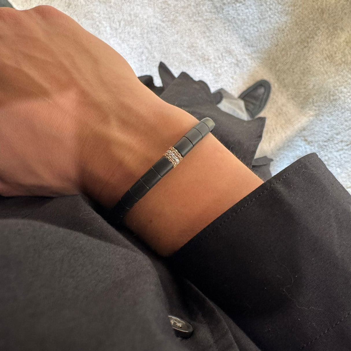 Kleines Armband aus satinierter Keramik mit weißen und braunen Diamanten, Weiß- und Roségold