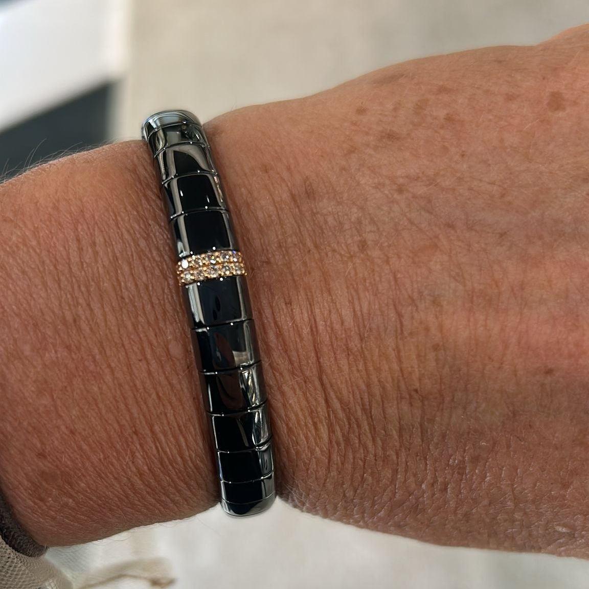 Pura Großes Armband aus polierter schwarzer Keramik, 2 Balken, braune Diamanten, Roségold