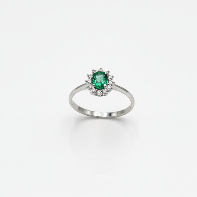Anello Oro bianco con Smeraldo e contorno di Diamanti