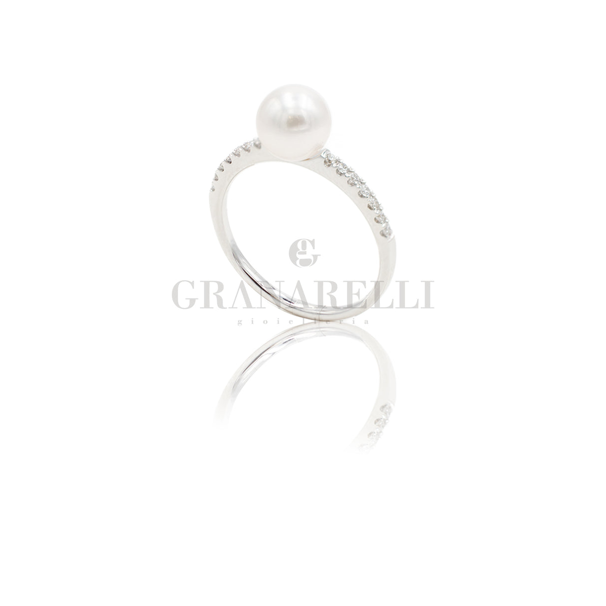 Ring with pearl and diamonds