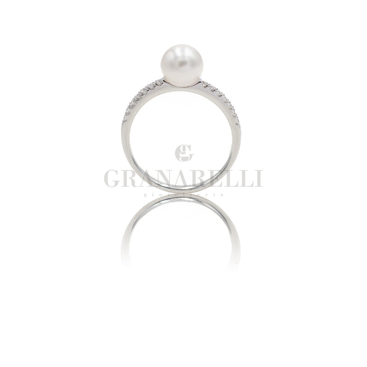 Ring with pearl and diamonds