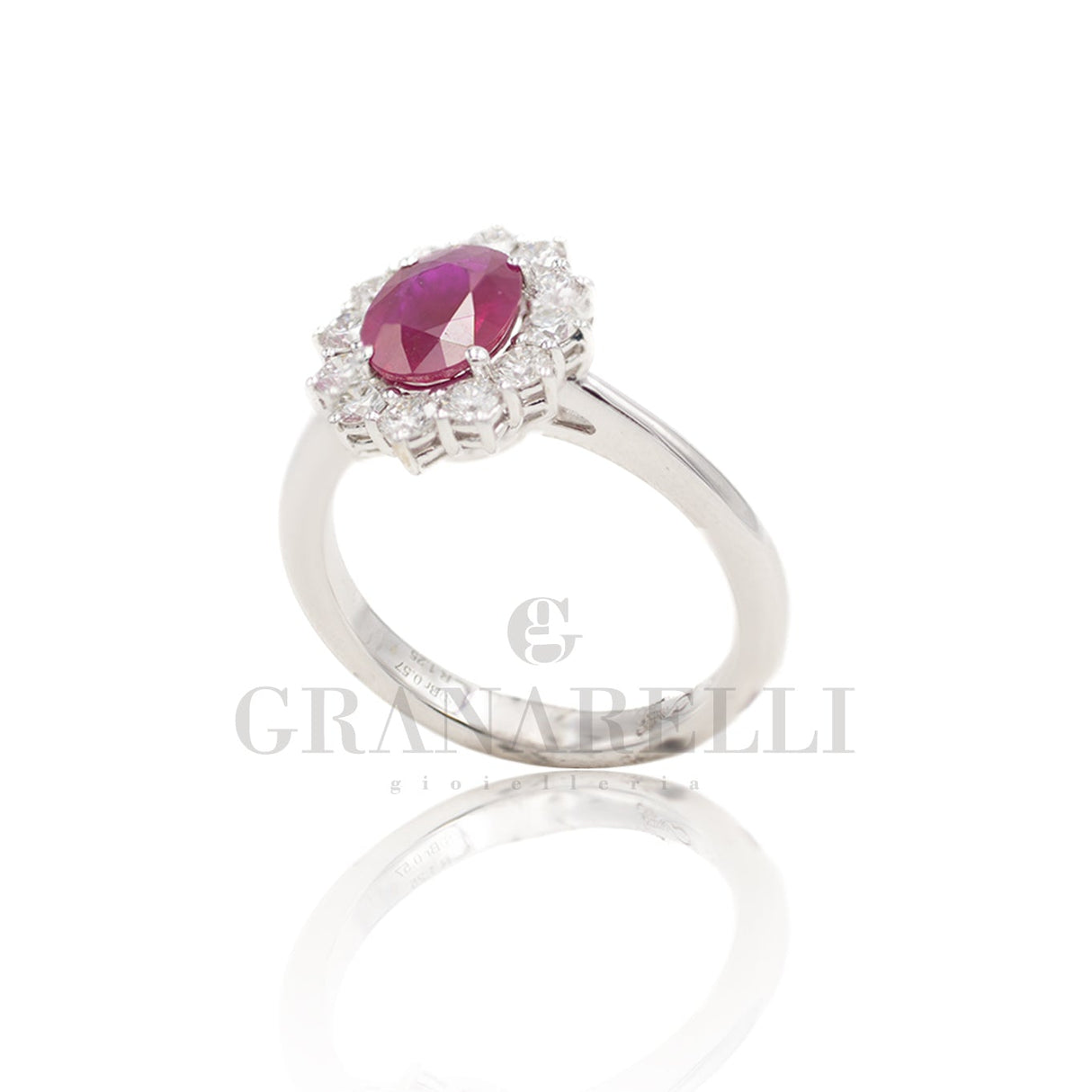 Anello con Rubino 1.50ct taglio Ovale e Diamanti