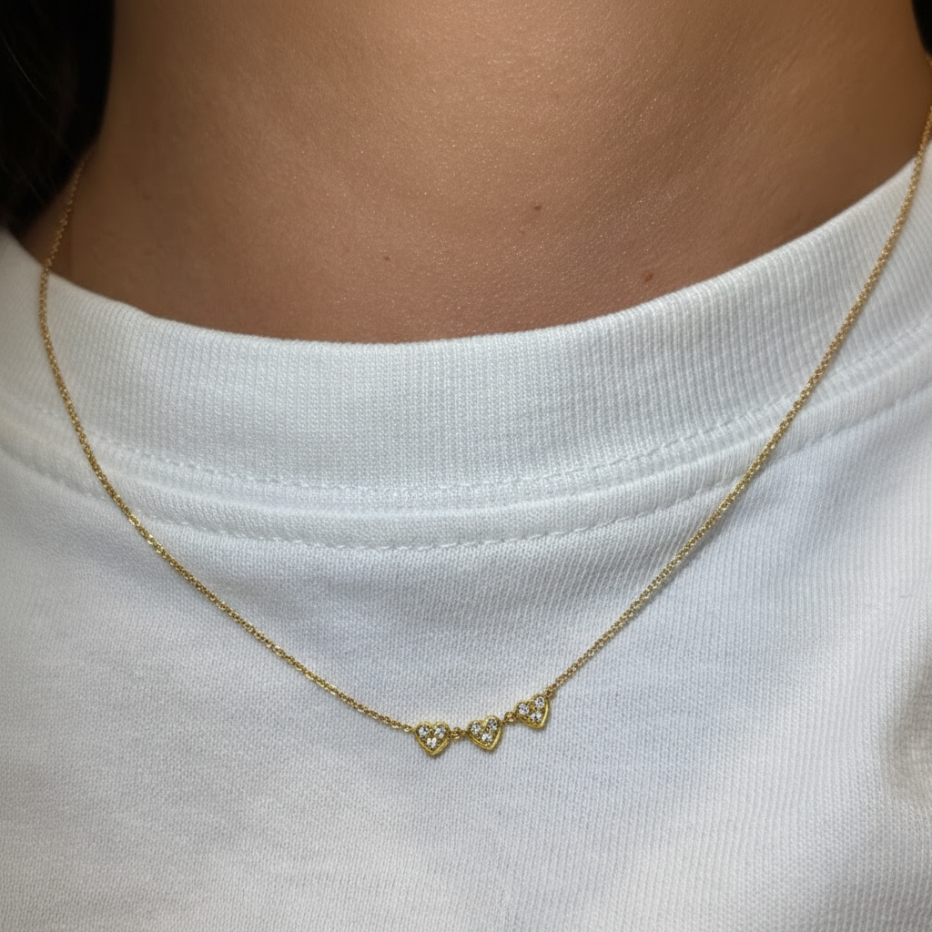 Collana con cuori in oro giallo - foto indossata