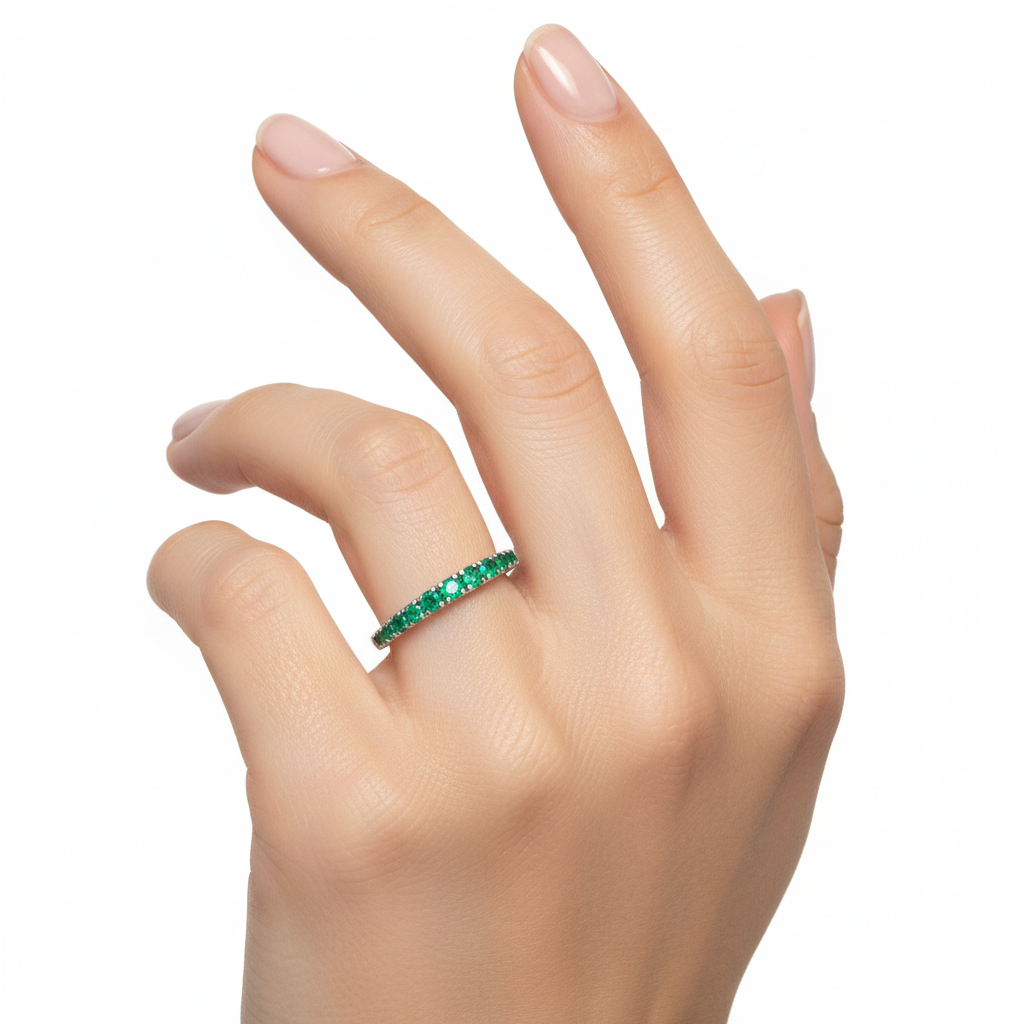 Fedina Scalata Smeraldi sulla mano di una modella