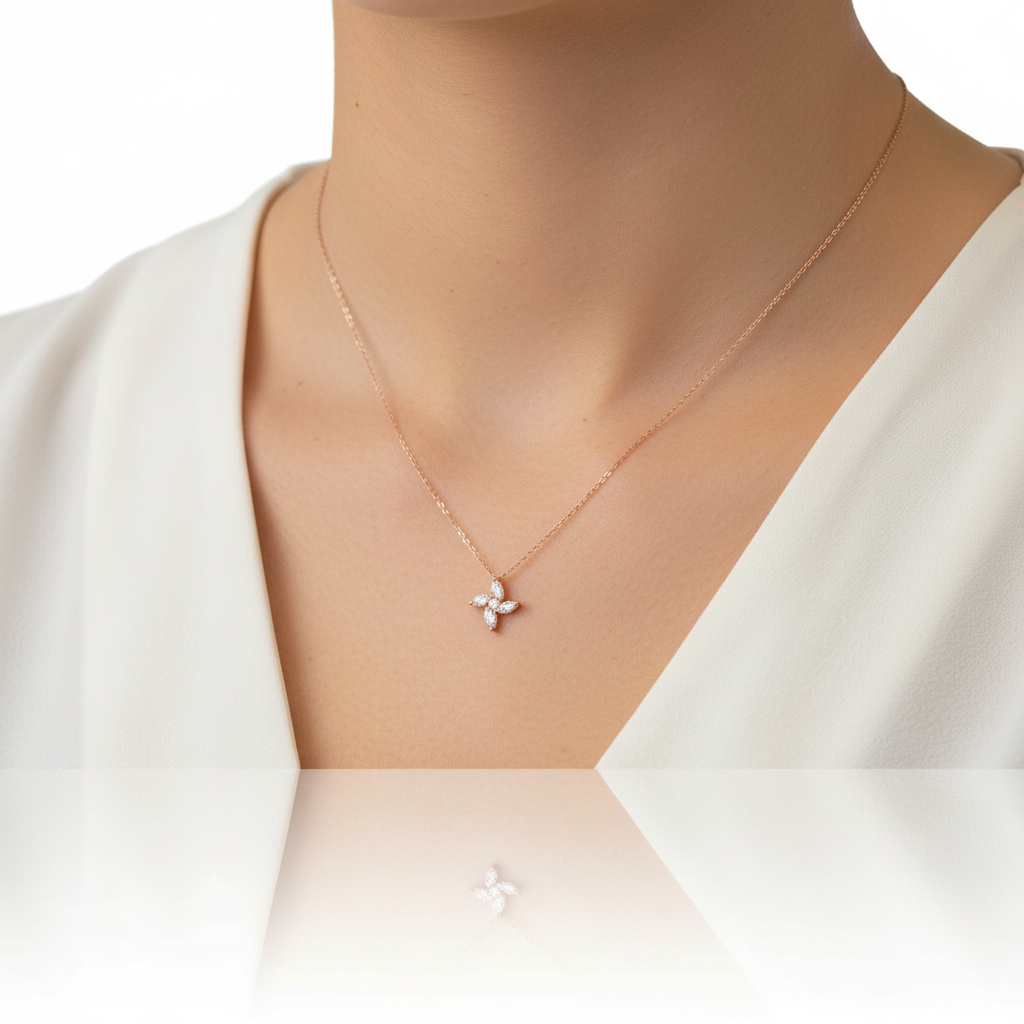 Girocollo mini fiore in oro rosa indossato su camicetta bianca senza watermark