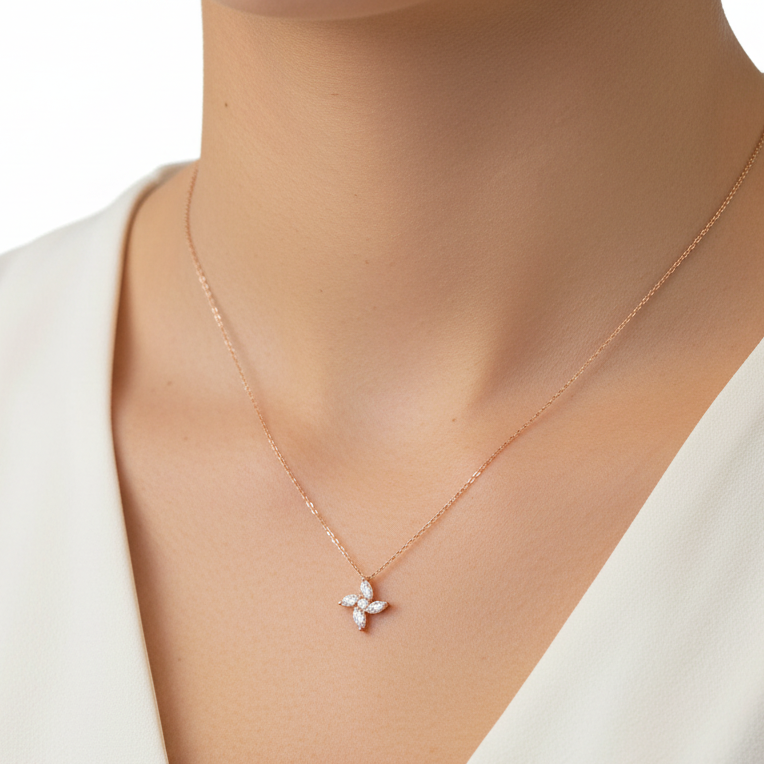 Girocollo mini fiore in oro rosa indossato su camicetta bianca senza watermark