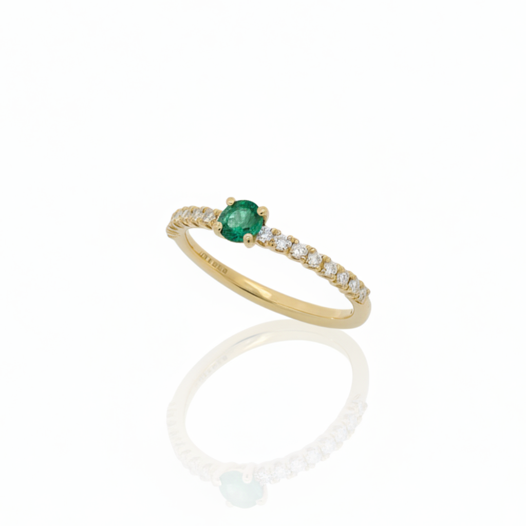 Ring emerald solitaire yellow gold clean background