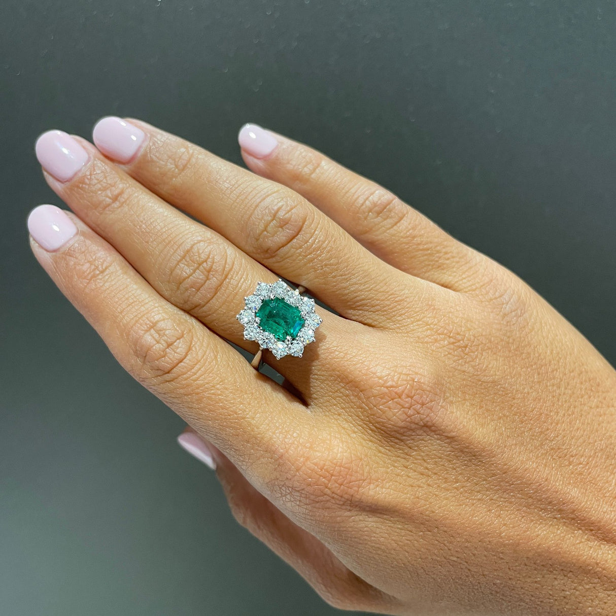 Anello in Oro Bianco con Smeraldo 1.72kt e Diamanti-GRANARELLI-an0109-s-172-Gioielleria Granarelli