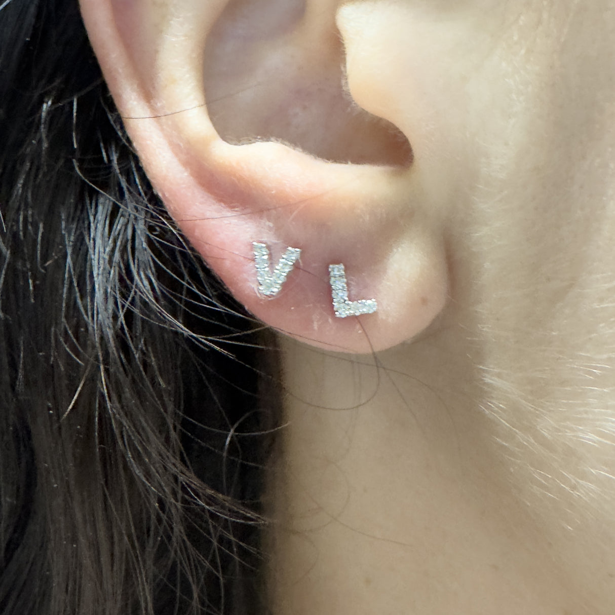 Lettre initiale V Boucle d'oreille
