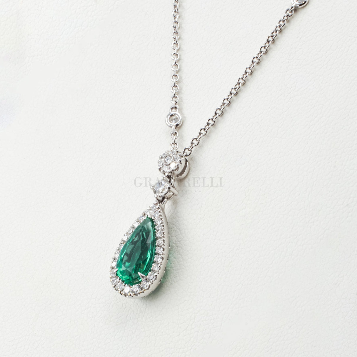Girocollo Smeraldo Pendente taglio "Goccia" con contorno di Diamanti-Girocolli-CRIVELLI-Gioielleria Granarelli