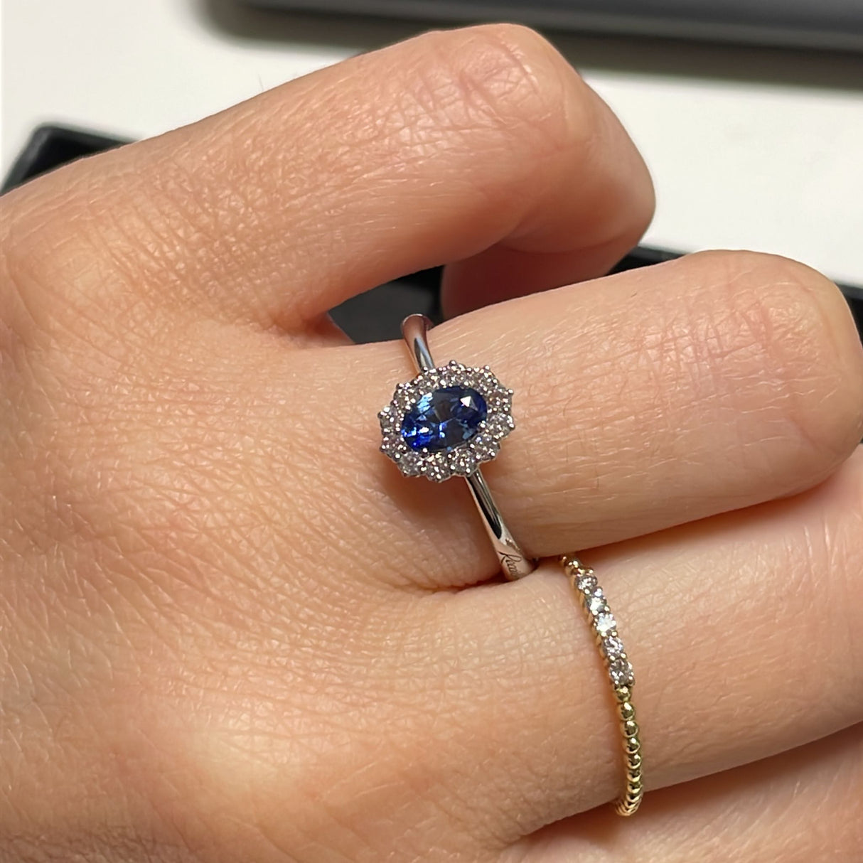 Anello Solitario Zaffiro e Diamanti in Oro Bianco-Anelli-RECARLO-13-Gioielleria Granarelli