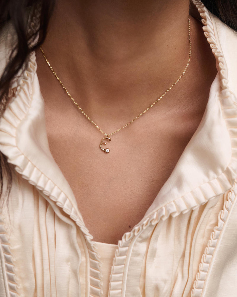 Collana con pendente iniziale E