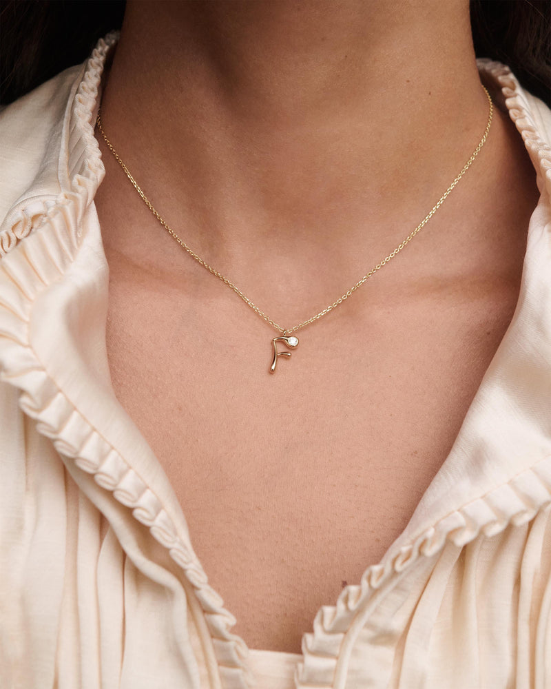 Collana con pendente iniziale F