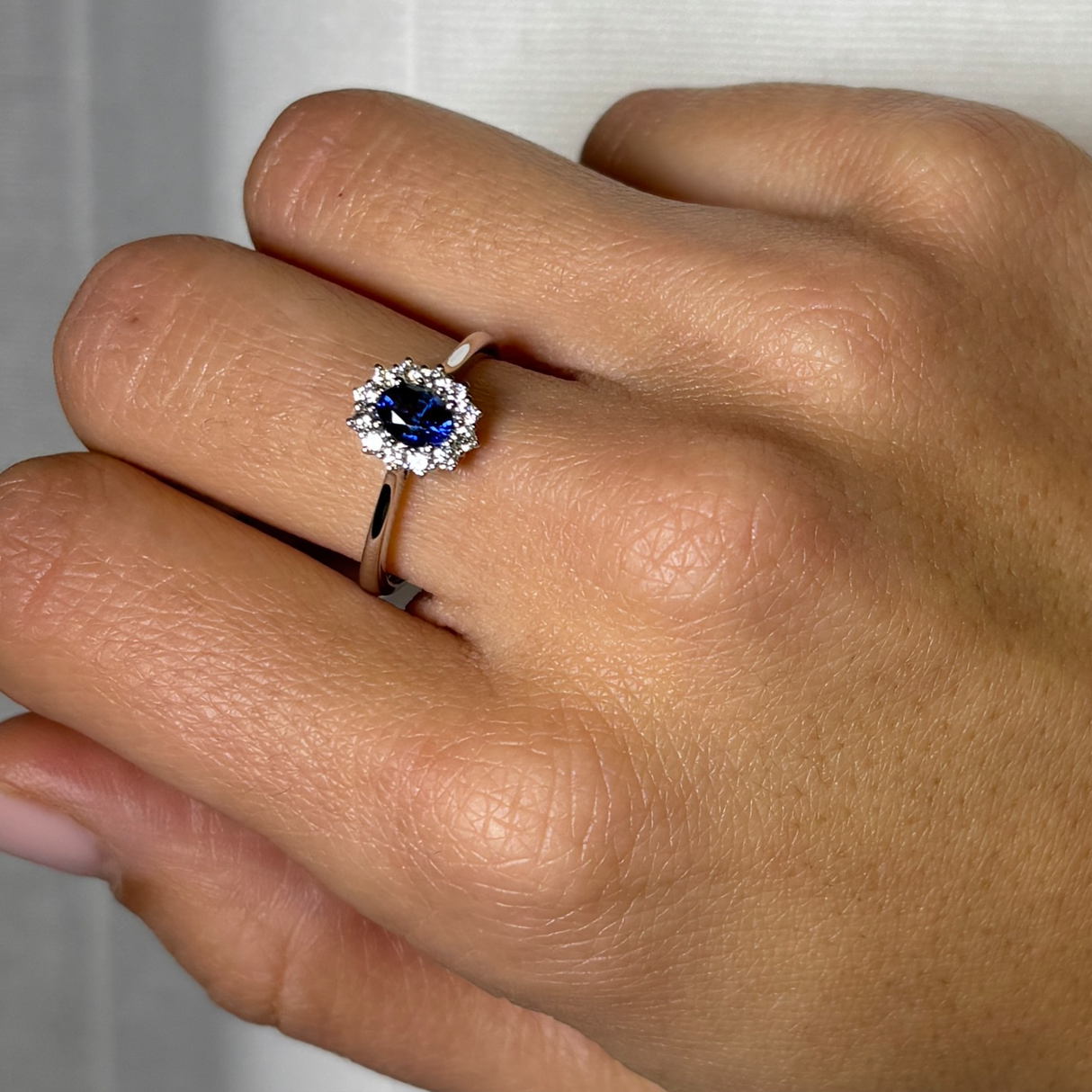 Anello in Oro Bianco con Zaffiro 0.45kt e Diamanti