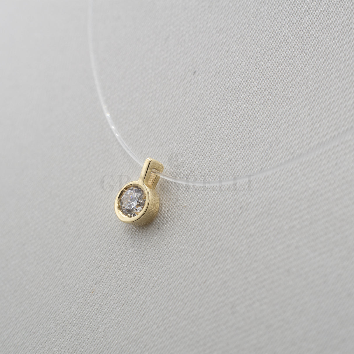 Collar invisible con diamante.