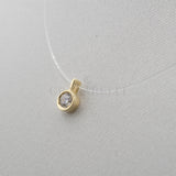 Collar invisible con diamante.