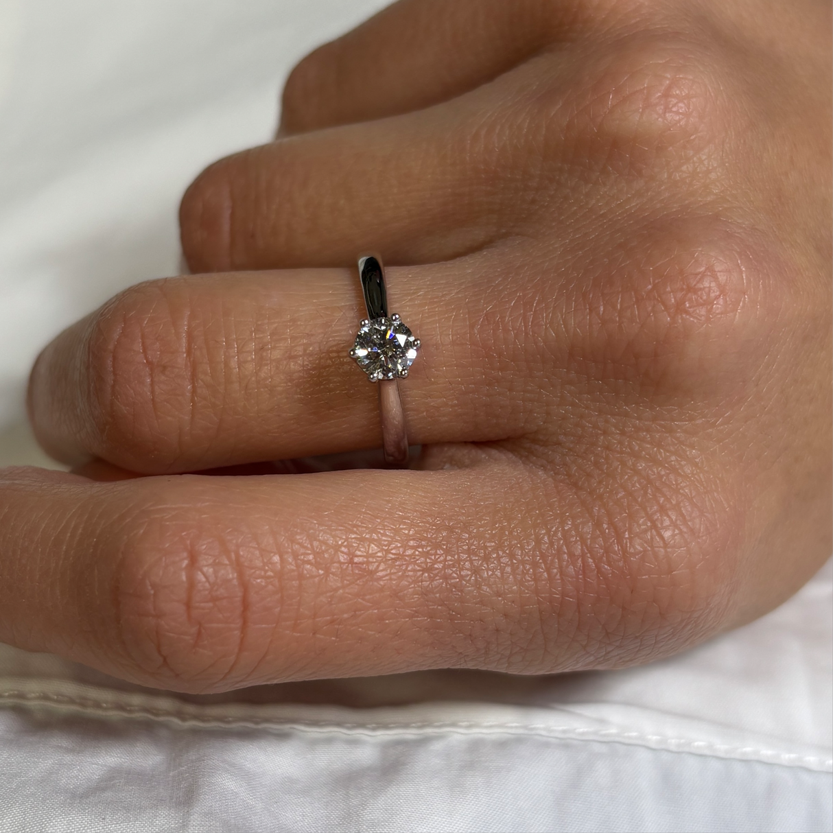 Anello Solitario Modello Sei Grappe 0.50 kt in Oro Bianco