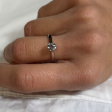Anello Solitario Modello Sei Grappe 0.50 kt in Oro Bianco