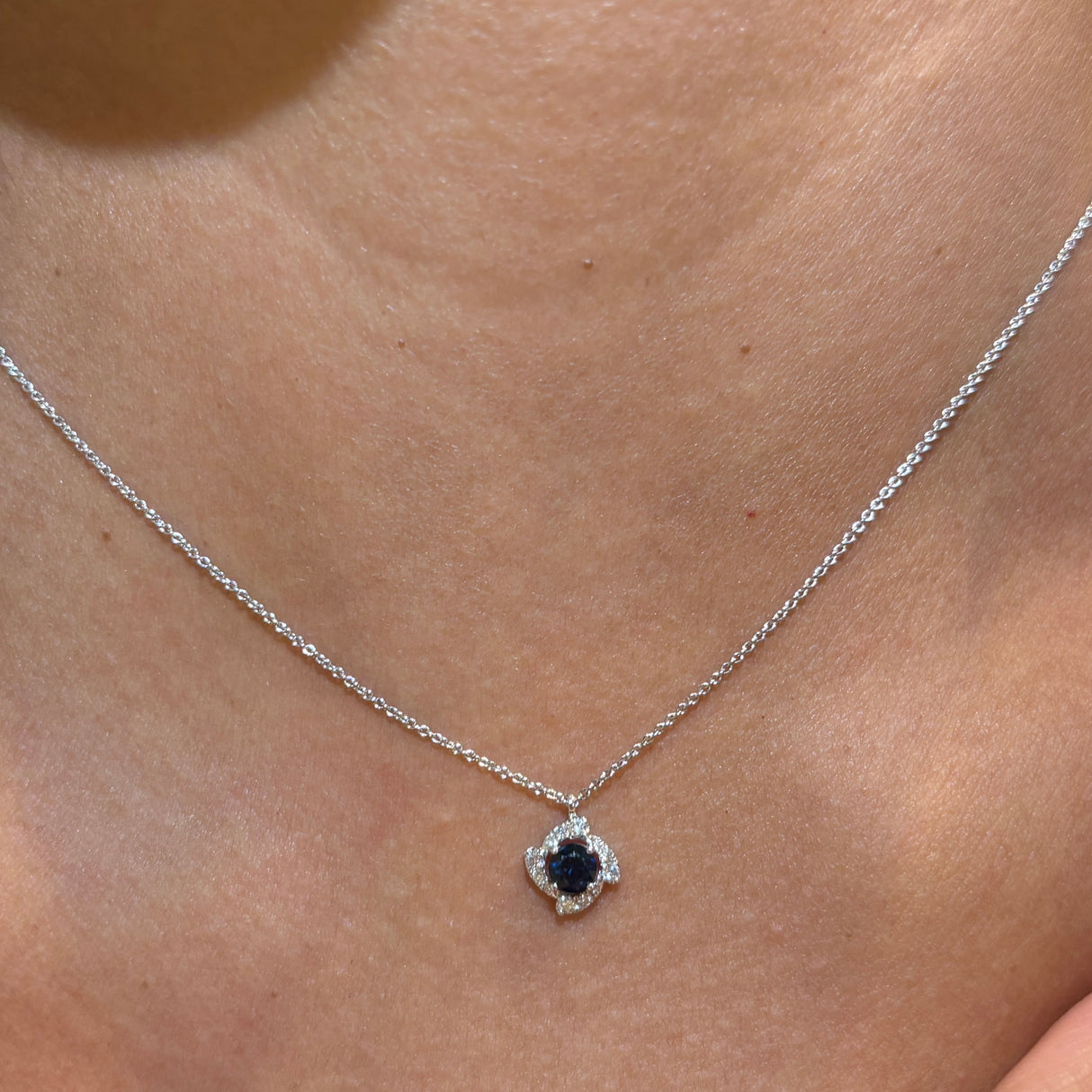 Girocollo zaffiro blu e diamanti in oro bianco