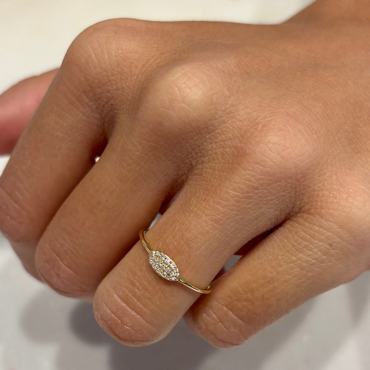 Anello mini pavè ovale in oro giallo