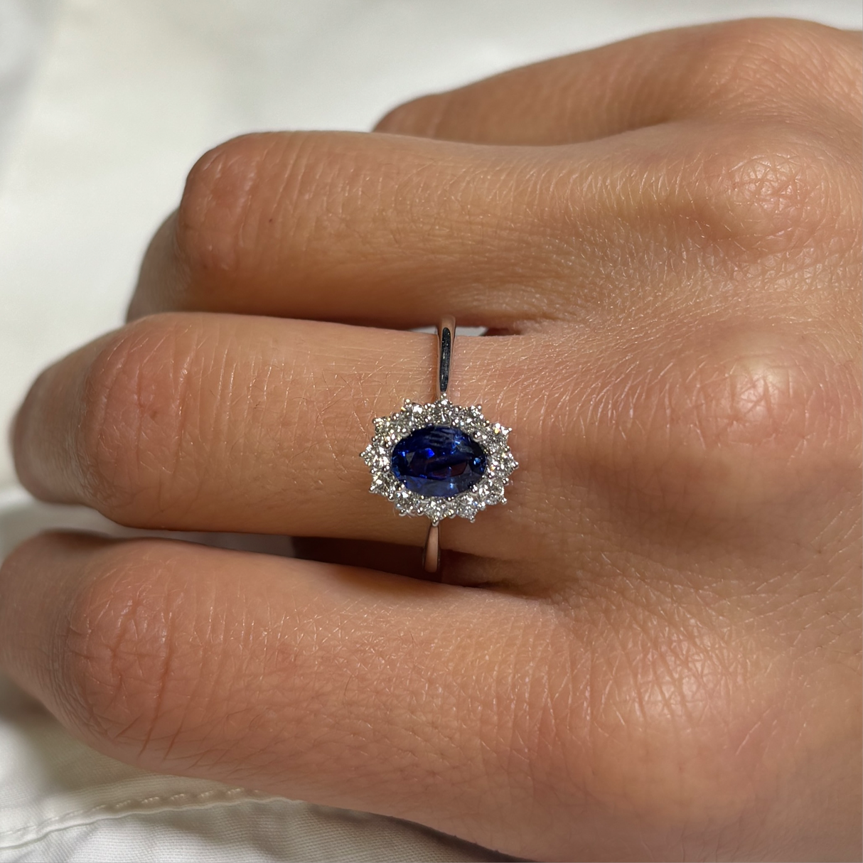 Anello in Oro Bianco con Zaffiro 0.95kt e Diamanti