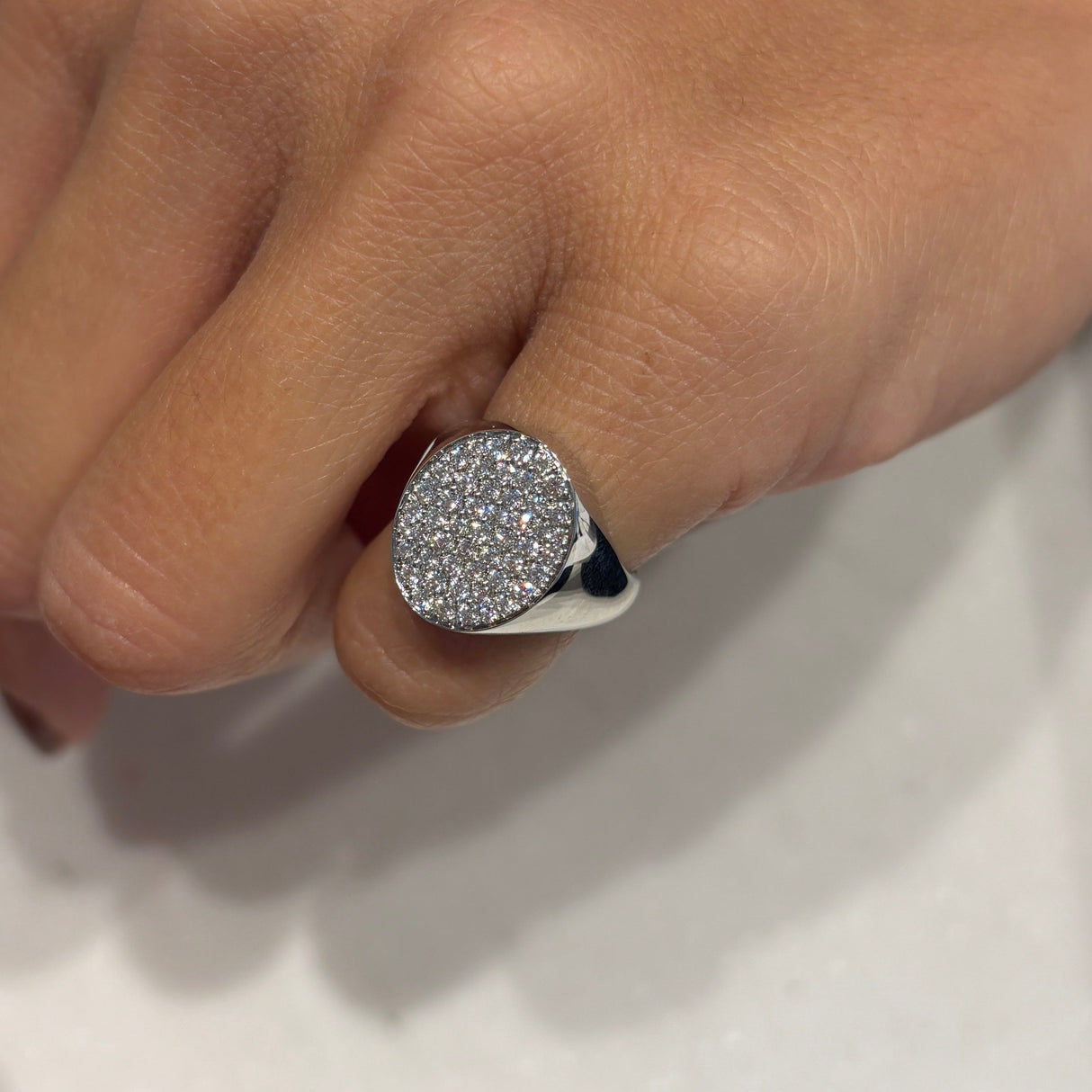 Anello Chevalier con pavè di Diamanti in Oro Bianco