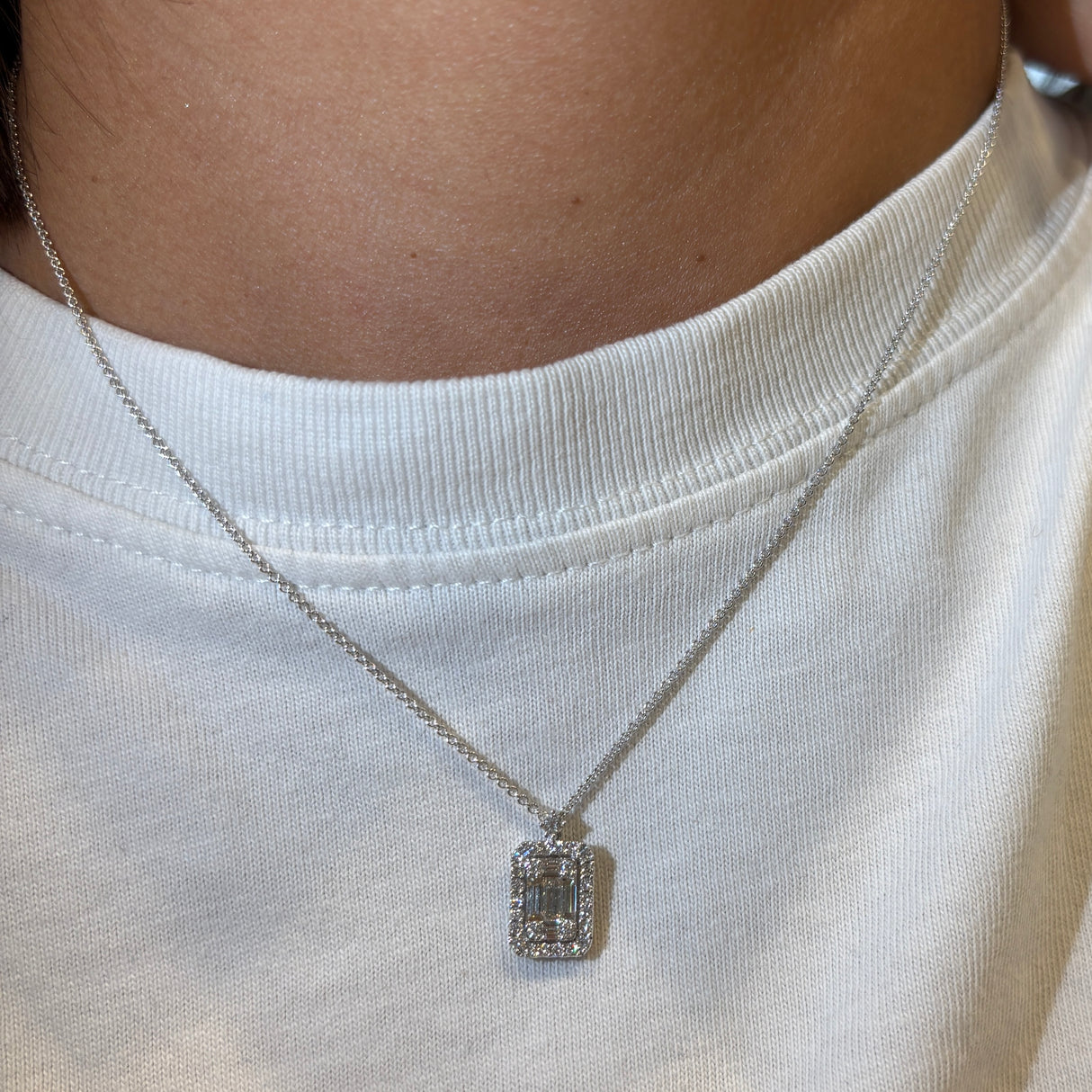 Cuello de la tripulación de oro blanco y el corazón de Pavè