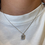 Cuello de la tripulación de oro blanco y el corazón de Pavè