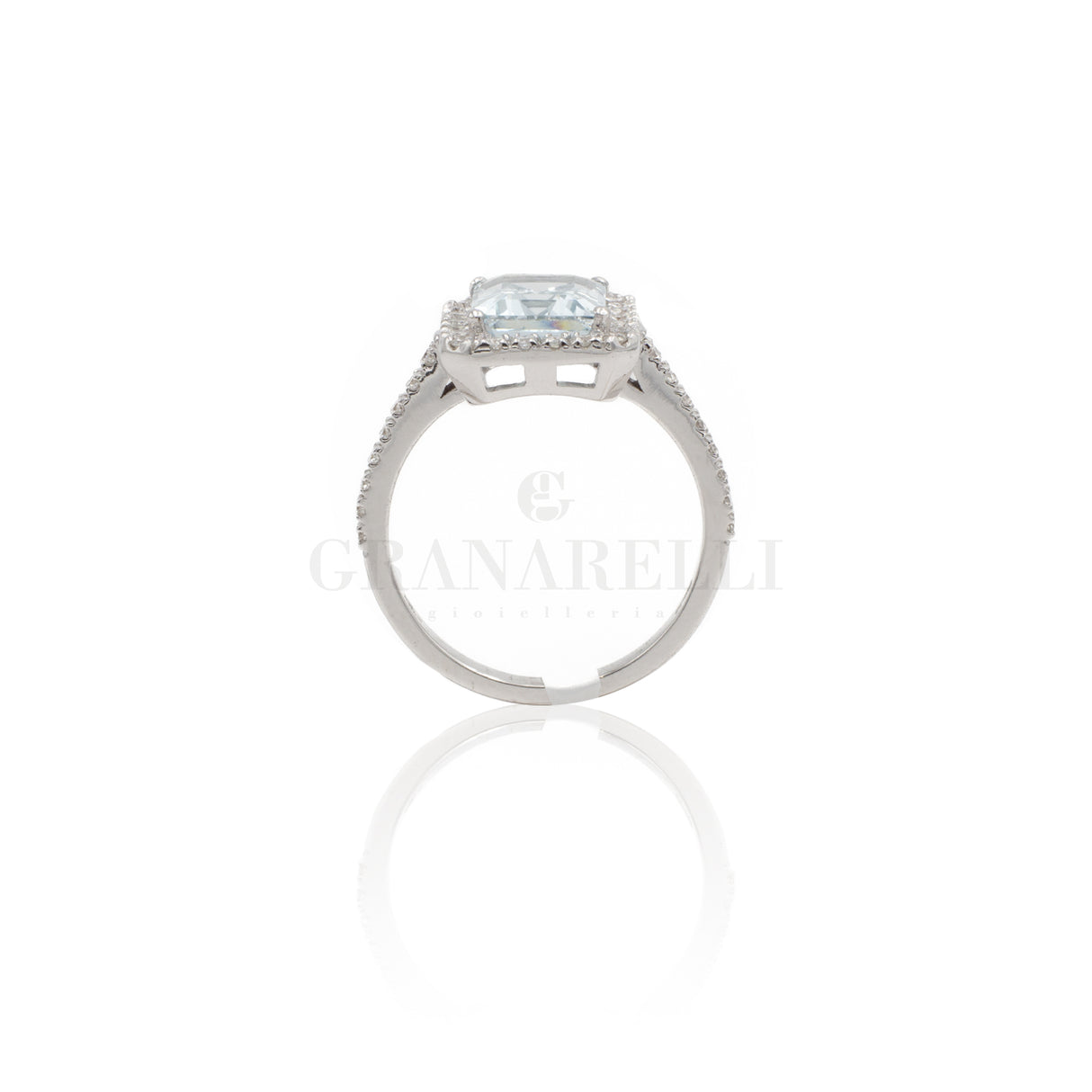 Anello Acquamarina 2.09kt contorno di Diamanti