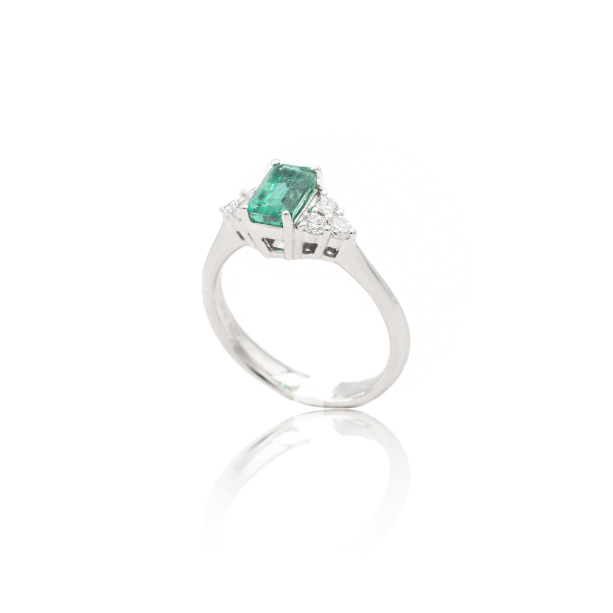 Anello in Oro Bianco con Smeraldo 1.65 e Diamanti-Anelli-GRANARELLI-Gioielleria Granarelli