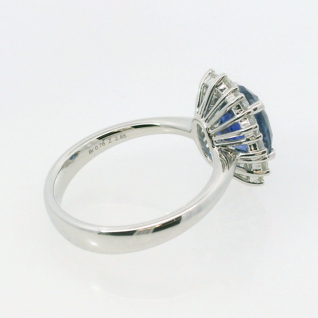 Anello in Oro Bianco con Zaffiro 1.20kt e Diamanti