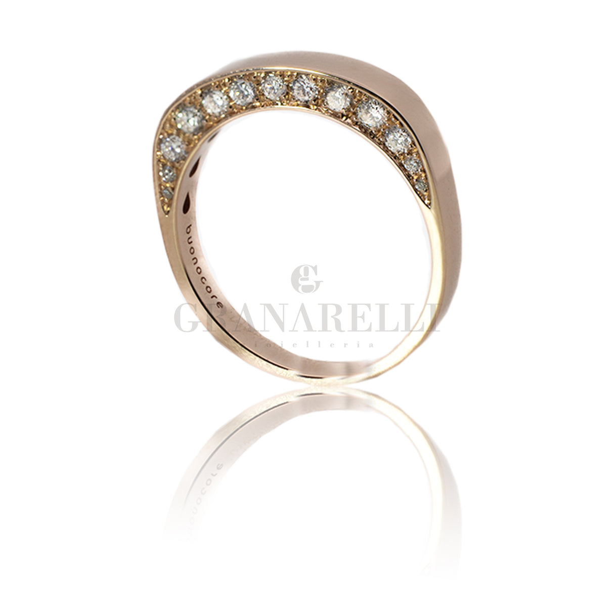 Anello con diamanti bianchi laterali  in oro rosa