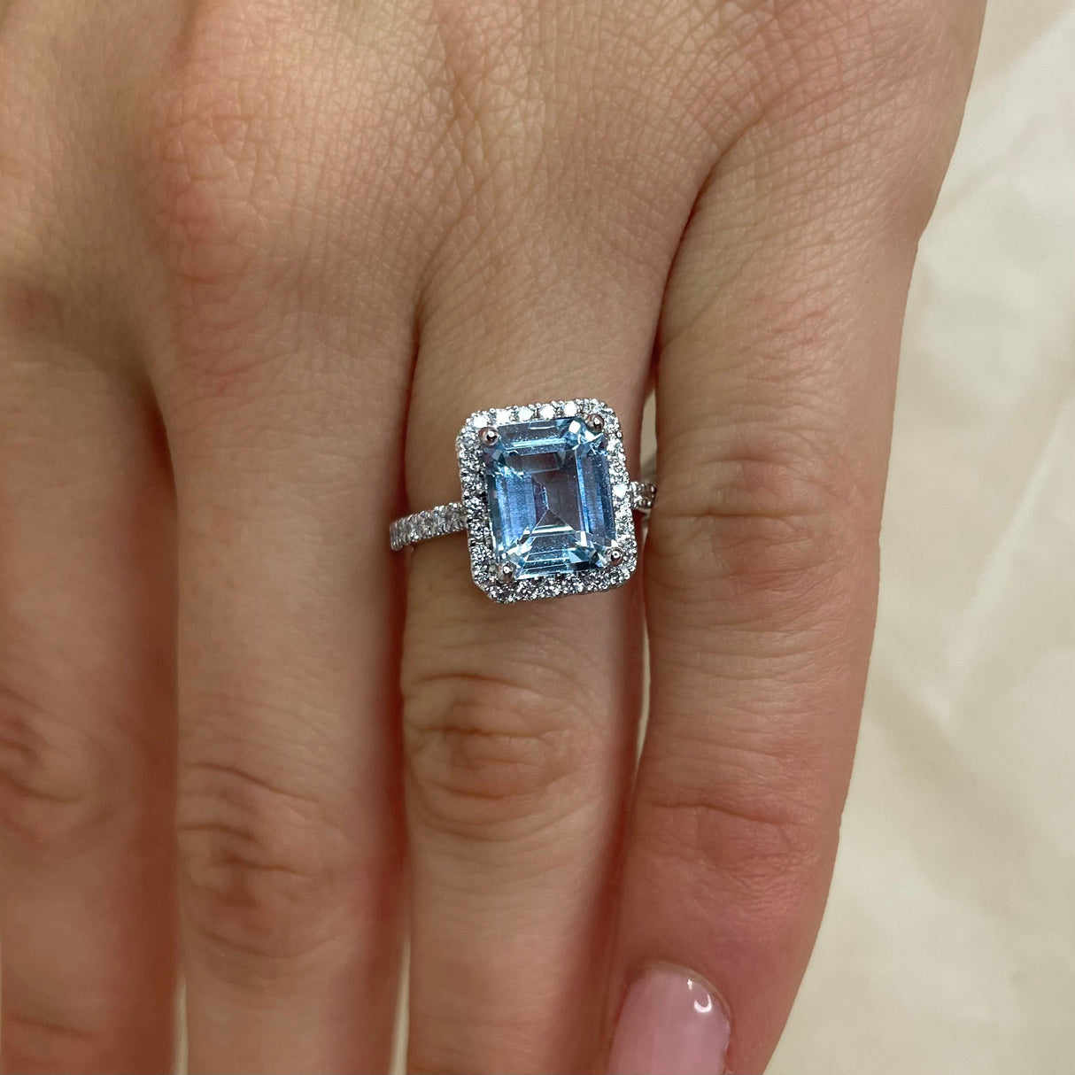 Anello Acquamarina 2.96kt contorno di Diamanti-Anelli-GRANARELLI-Gioielleria Granarelli