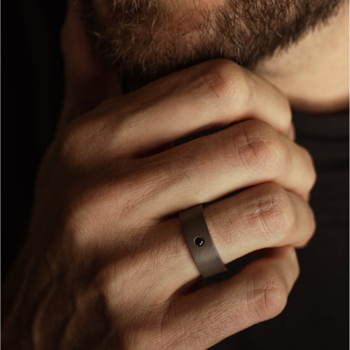 Anello Fedina Uomo Piatta Titanio e Diamante Nero 0.10