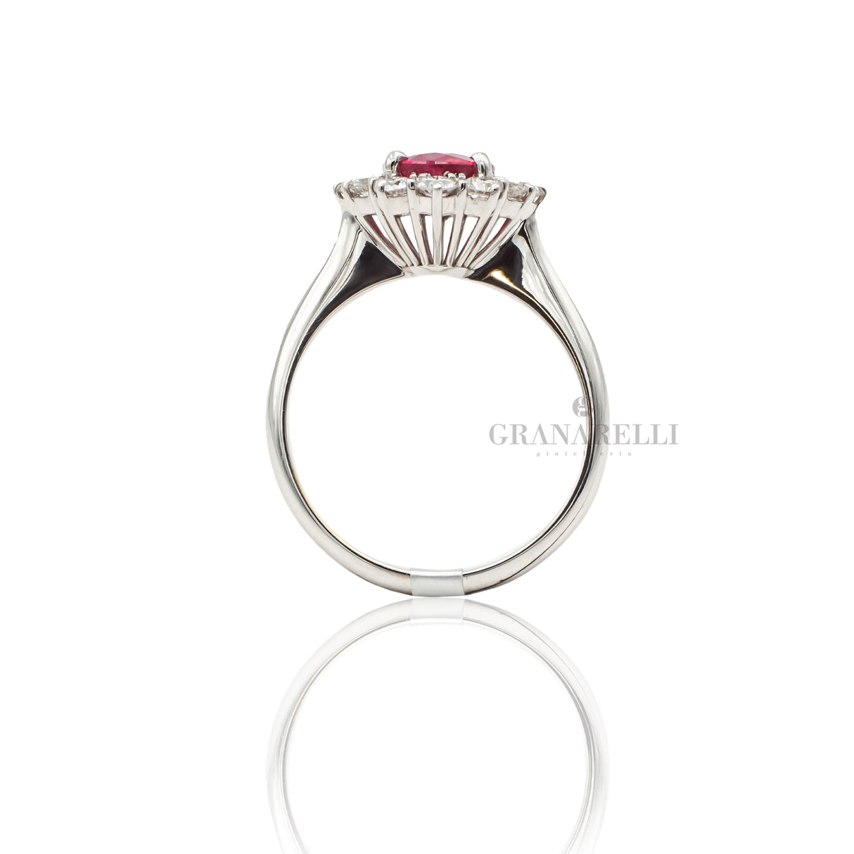 Anello con Rubino 1,42ct taglio Ovale e Diamanti