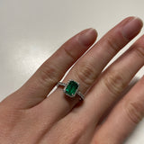 Anello Smeraldo 1.12kt e contorno Diamanti in Oro Bianco-Anelli-GRANARELLI-14-Gioielleria Granarelli