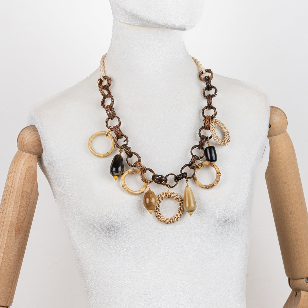 Black rope necklace with rose windows in herbrade and stones
