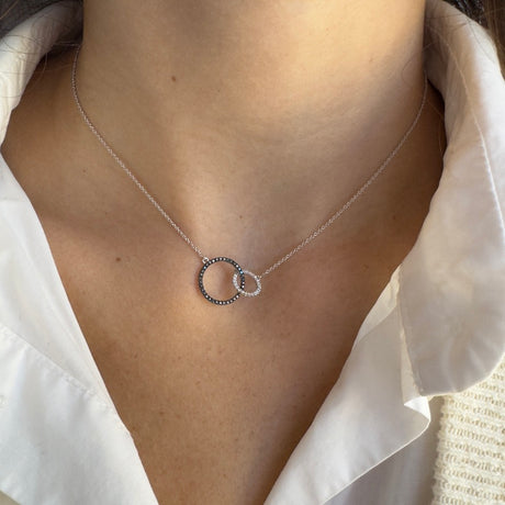 Collana Cerchi incrocio in Oro Bianco e Diamanti bianchi e neri-Girocolli-CRIVELLI-Gioielleria Granarelli