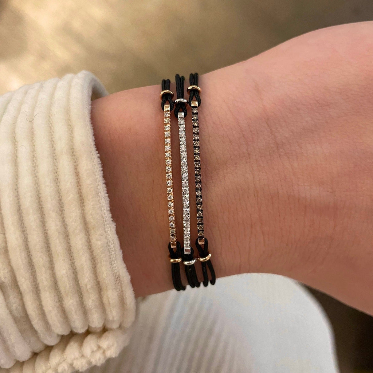 Bracciale barretta misura media diamanti bianchi su cordino nautico nero in oro giallo